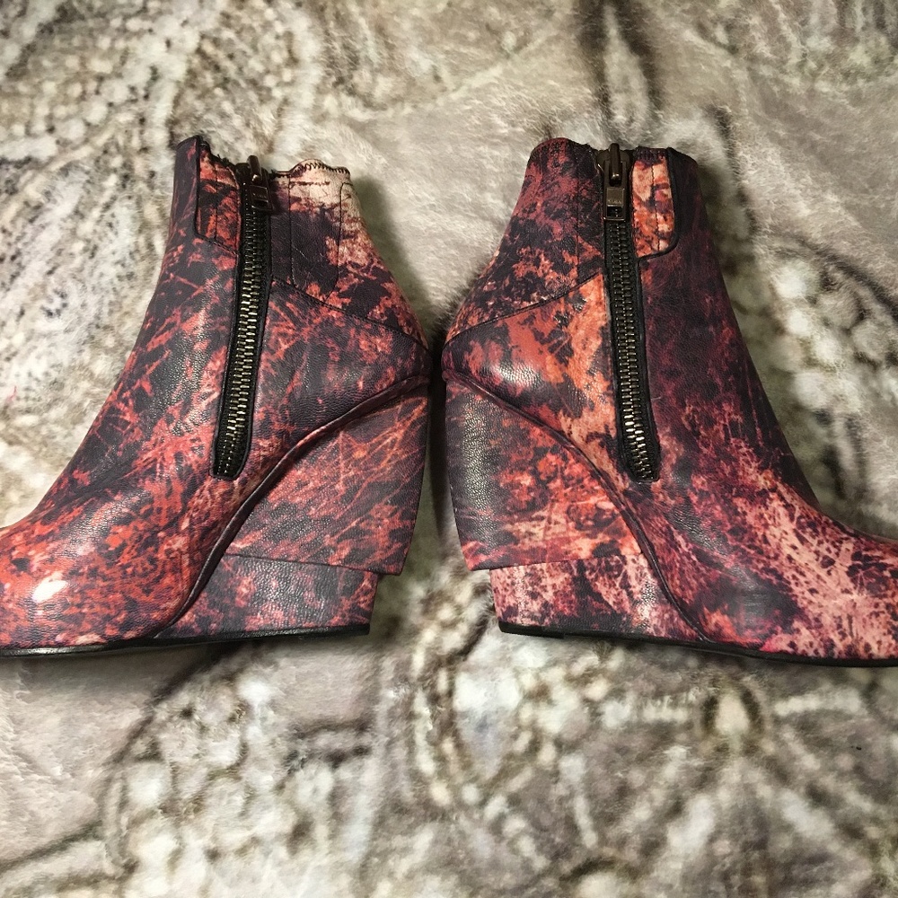 Helmut Lang Game of Thrones Black and Red Marble Leather Ankle Booties - Picture 9 of 16